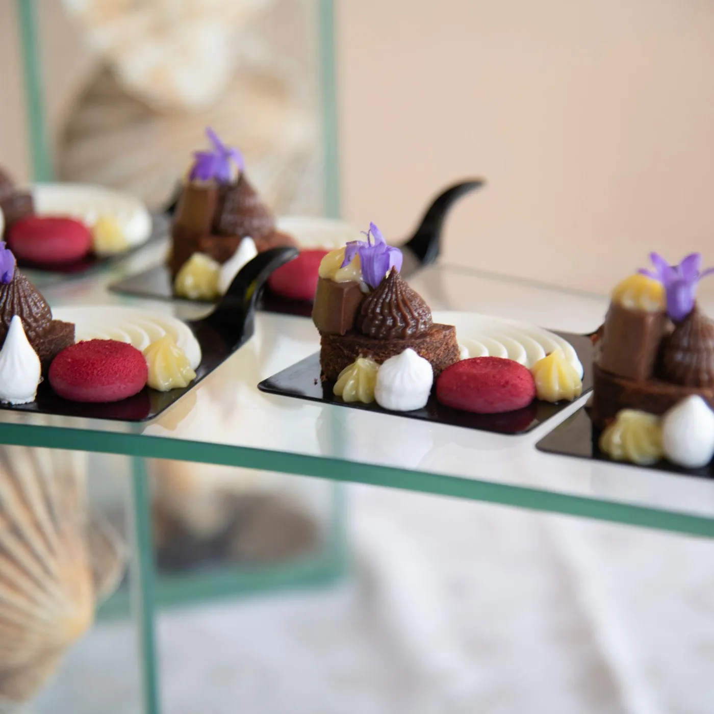 Mignon al cioccolato disposti su un piano di vetro