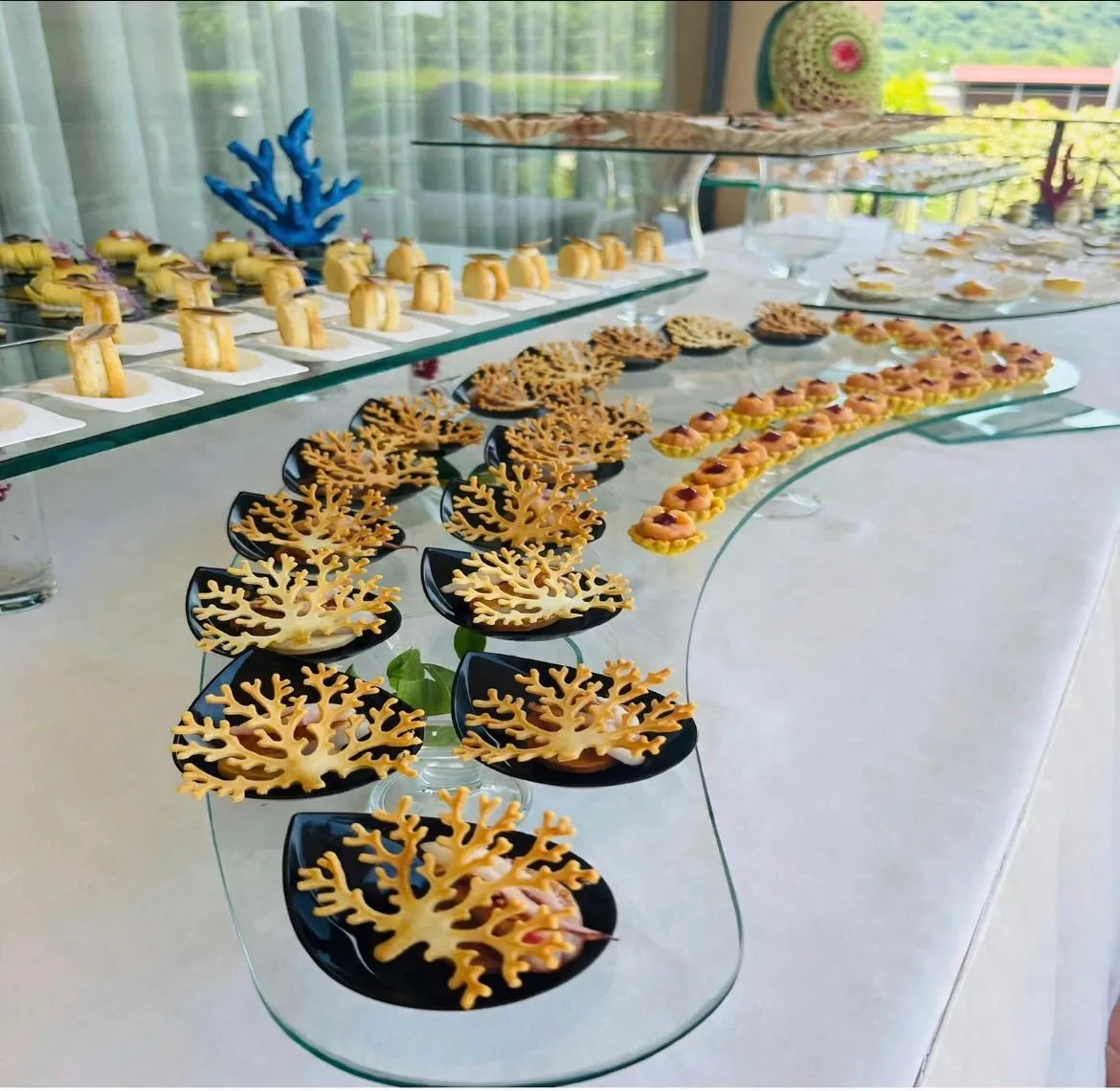 Buffet di dolci con cialde a forma di corallo