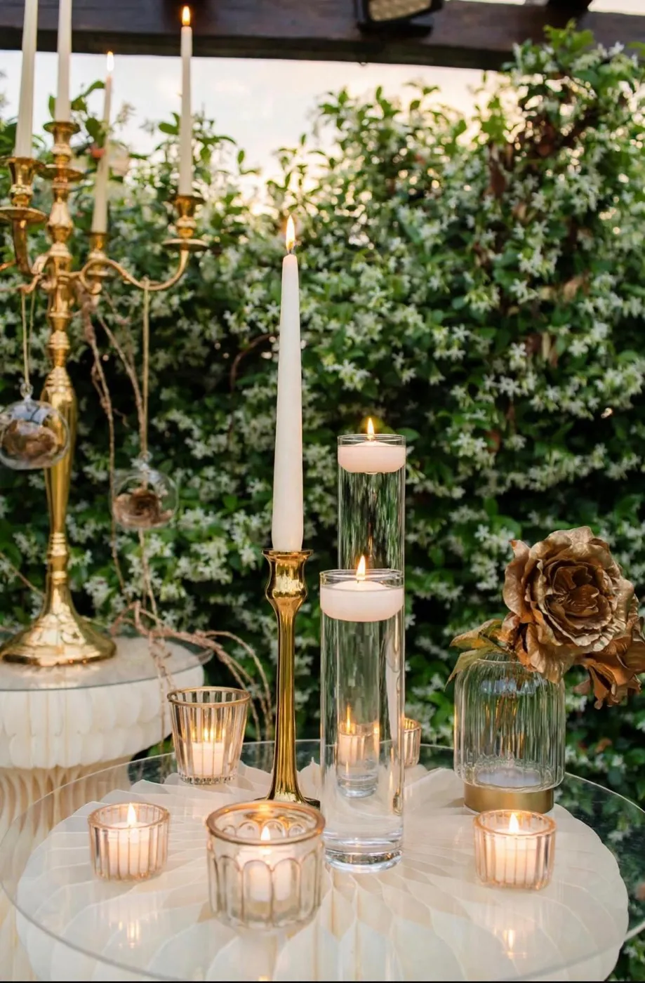 Candele e candelabro davanti alla siepe di gelsomino del giardino
